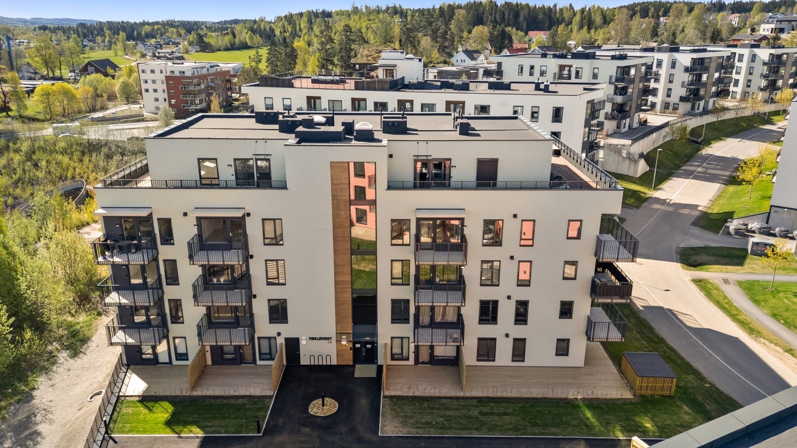 Bygget ble ferdigstilt i 2025 og har en moderne fasade. Galleribilde