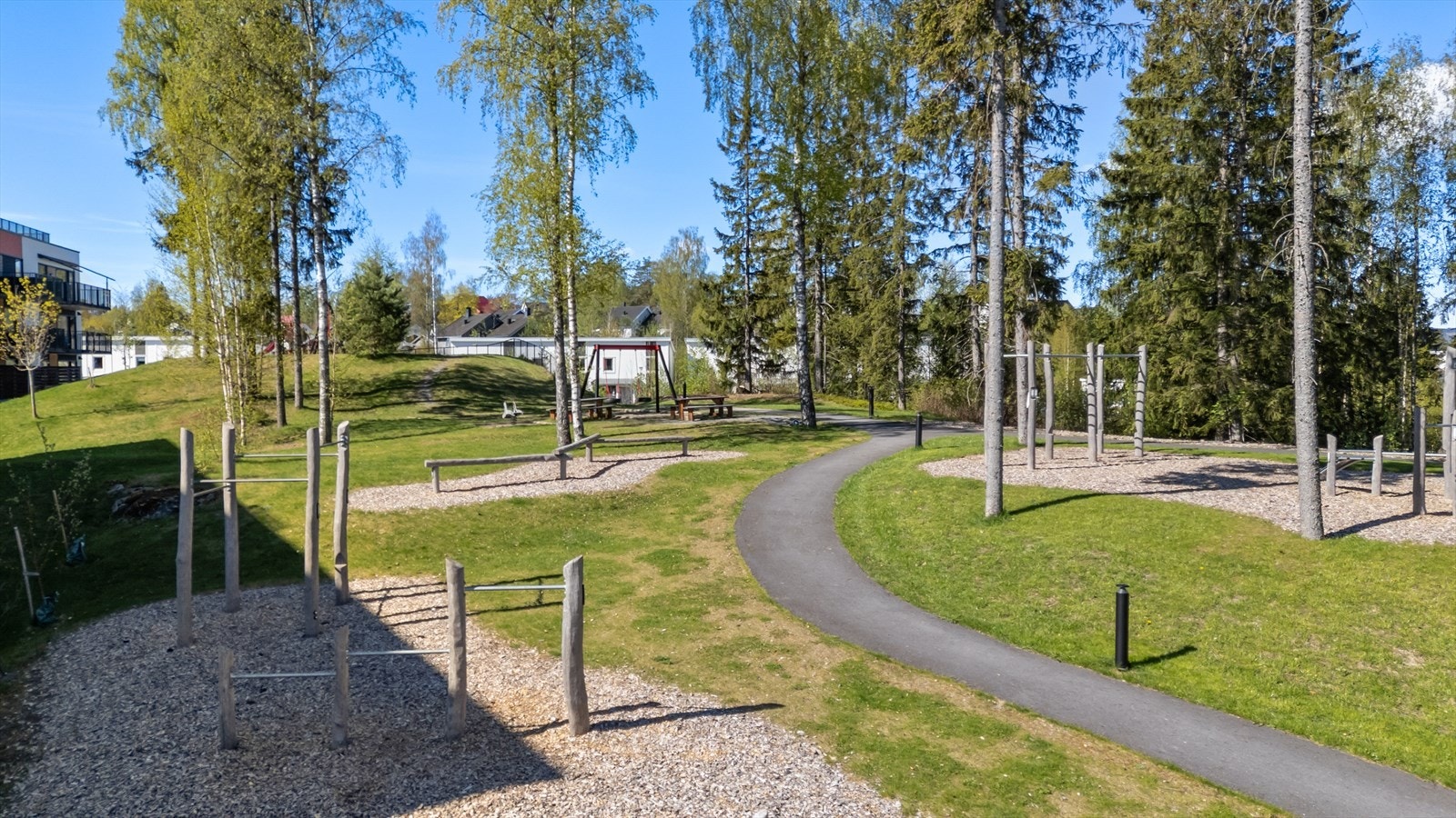 Rett utenfor døren finner du flotte fellesområder med treningsapparater og sittegrupper. Galleribilde