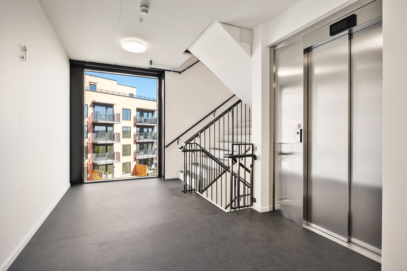 Bygget har heis, og fellesarealene er lyse og moderne. Galleribilde