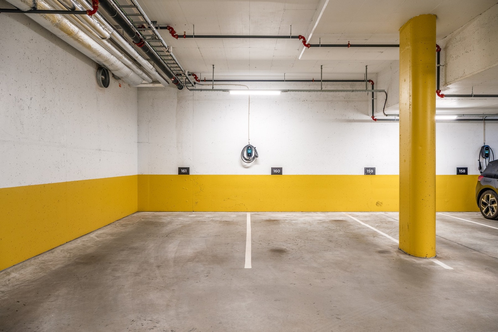 Med leiligheten medfølger det to parkeringsplasser som ligger rett ved siden av hverandre. Elbillader er installert. Galleribilde