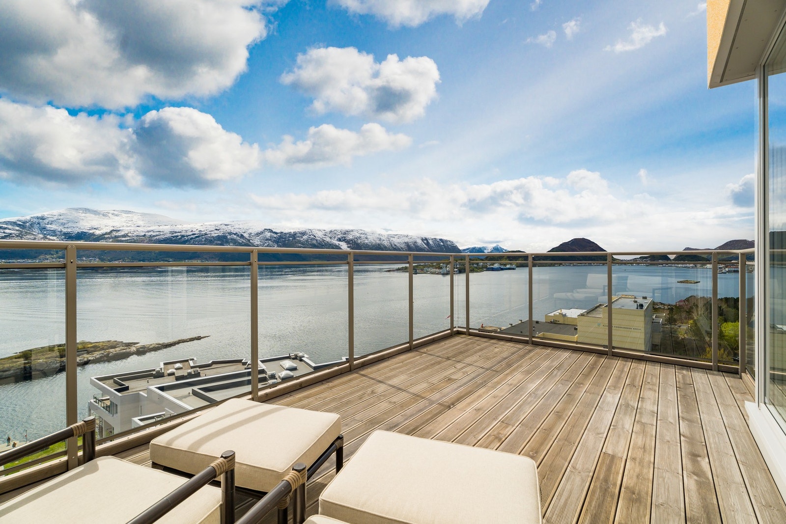 Verandaen er av meget god størrelse, med god plass til utemøblement. Galleribilde