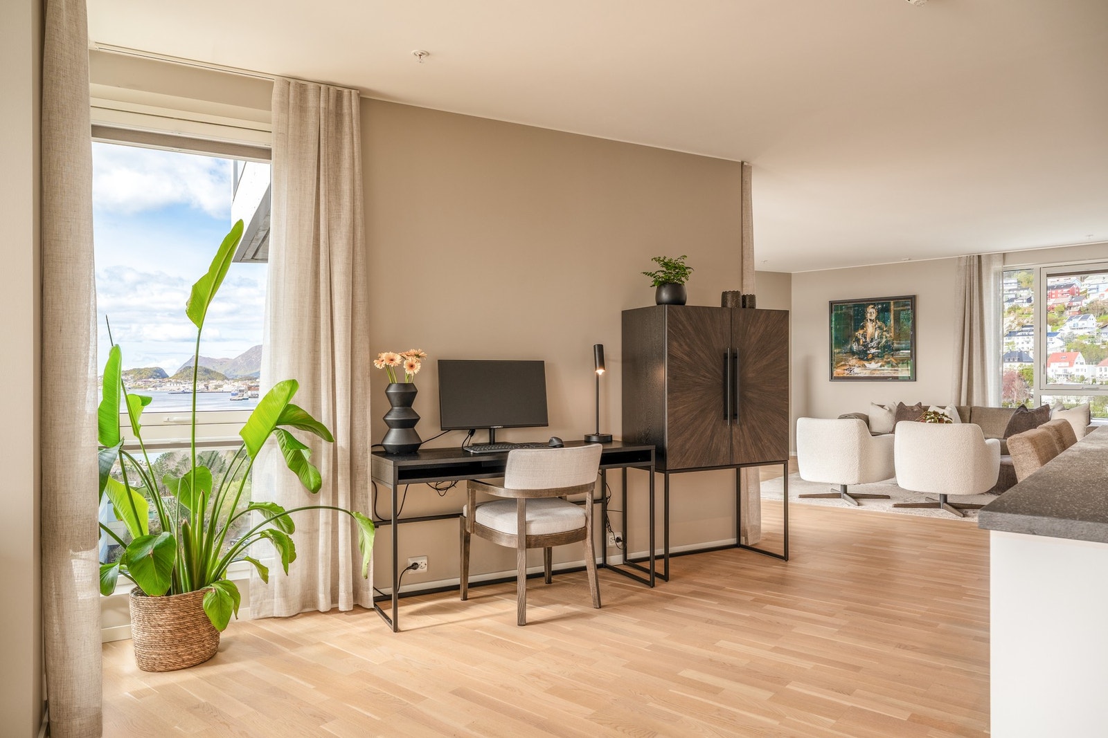 Leiligheten er oppvarmet via vannbåren varme, som er inkludert i fellesutgiftene. Balansert ventilasjon via Flexit. Galleribilde