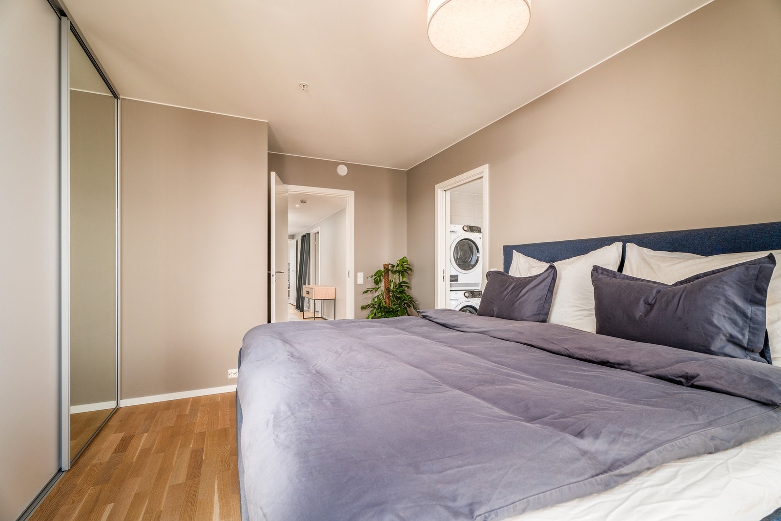 Hovedsoverom med garderobeskap, direkte tilkomst til hovedbadet og veranda nummer 3. Galleribilde