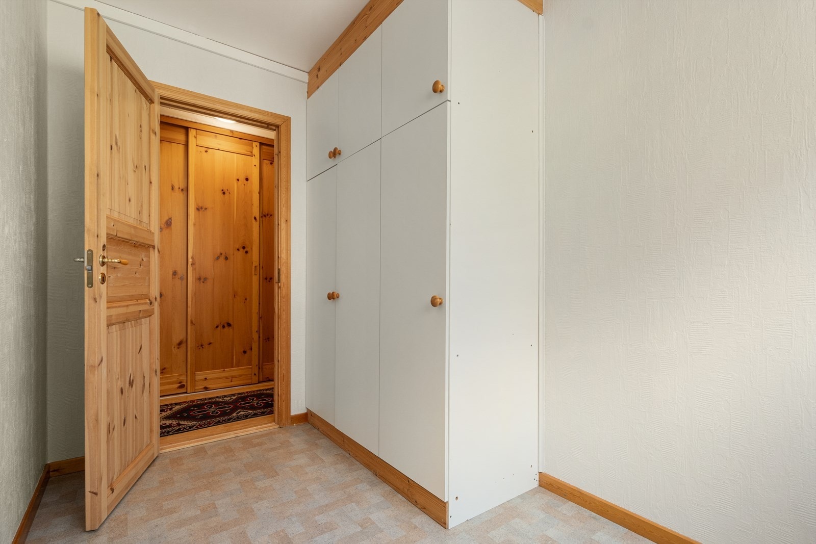 Det er garderobeskap på alle rommene. Galleribilde