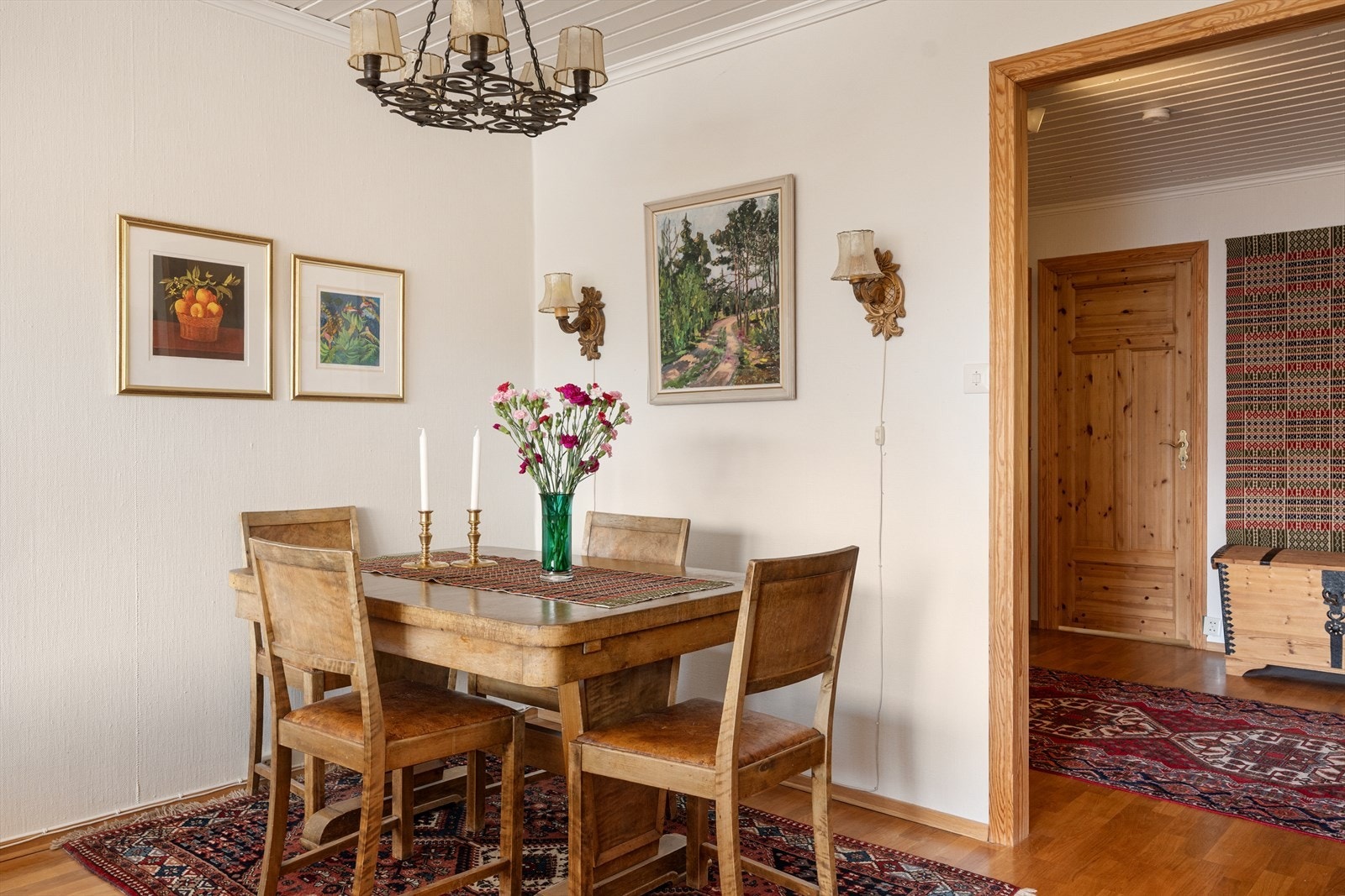 Her kan du samle mange til et godt måltid rundt et bord. Galleribilde
