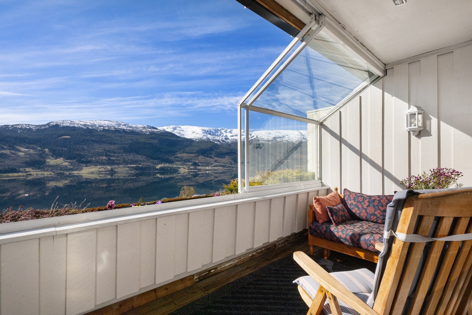 Du sitter helt usjenert på balkongen. Galleribilde