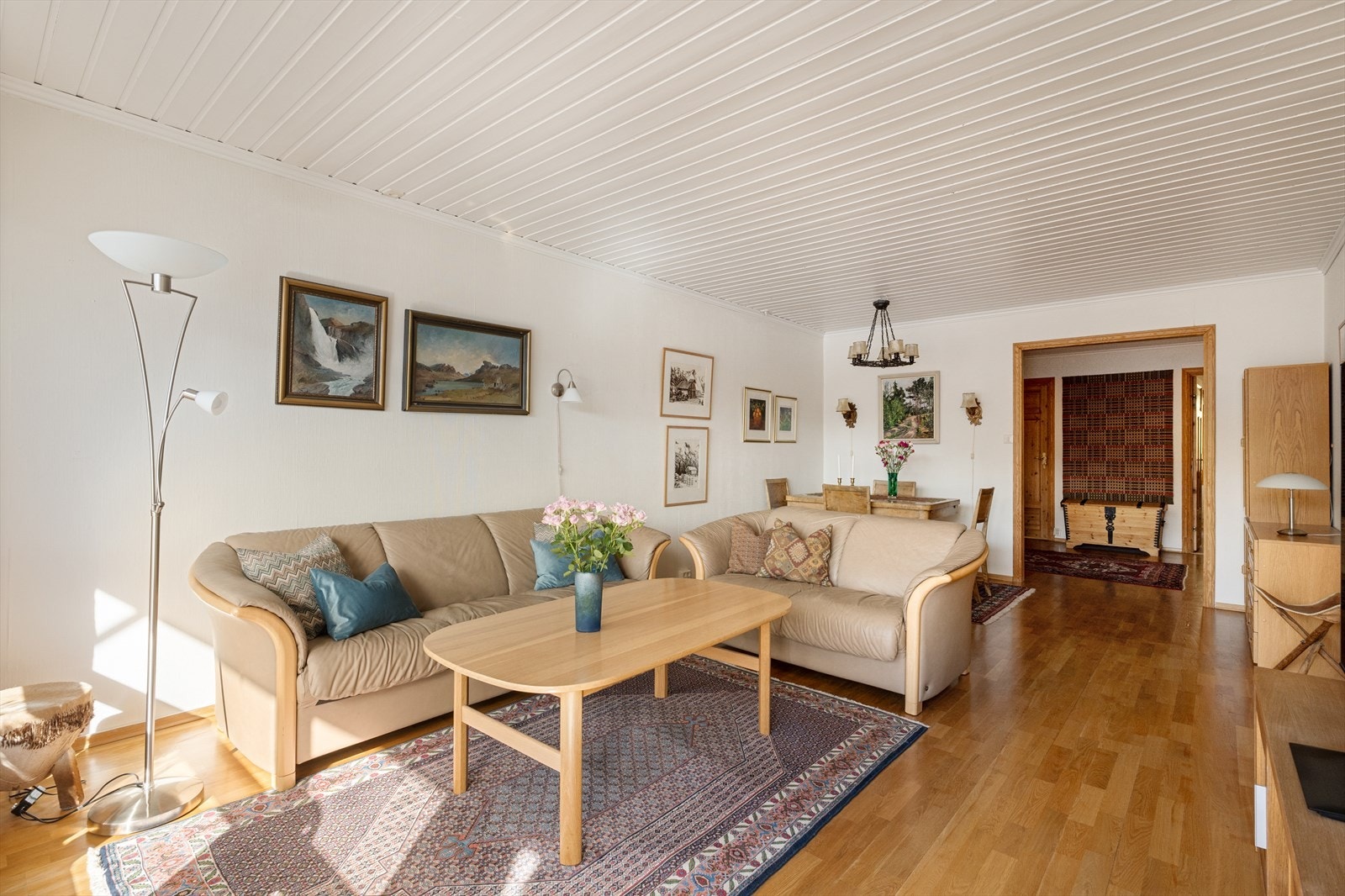 På stuen er det god plass til både spisebord og sofagruppe. Galleribilde