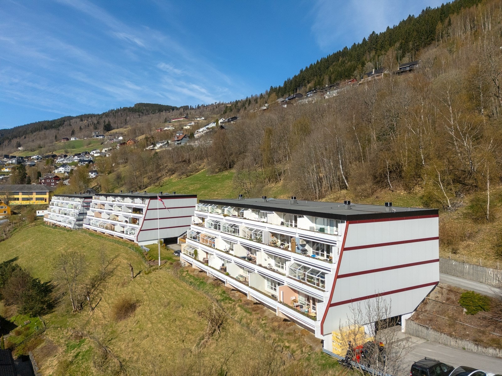 Leiligheten ligger fint til i 4. etasje i den første blokken du kommer til i Finne Burettslag. Galleribilde