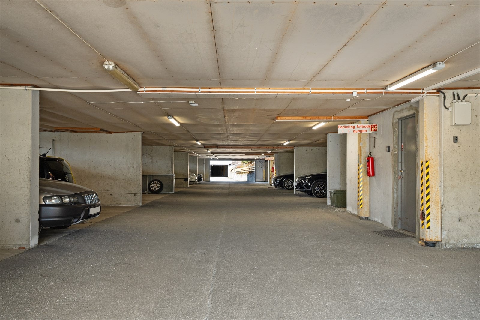 Egen innvendig parkeringsplass med elbil lader. Galleribilde