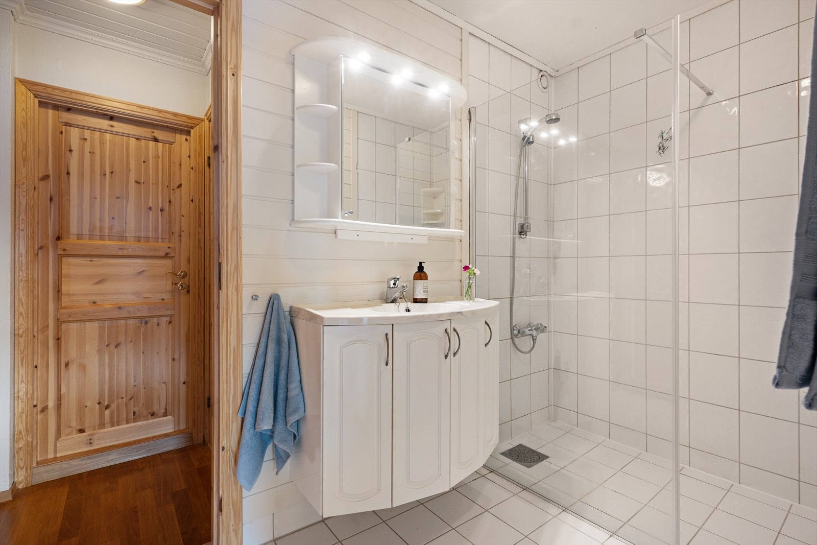 Badet har tidløs innredning og dusjnisje. Galleribilde