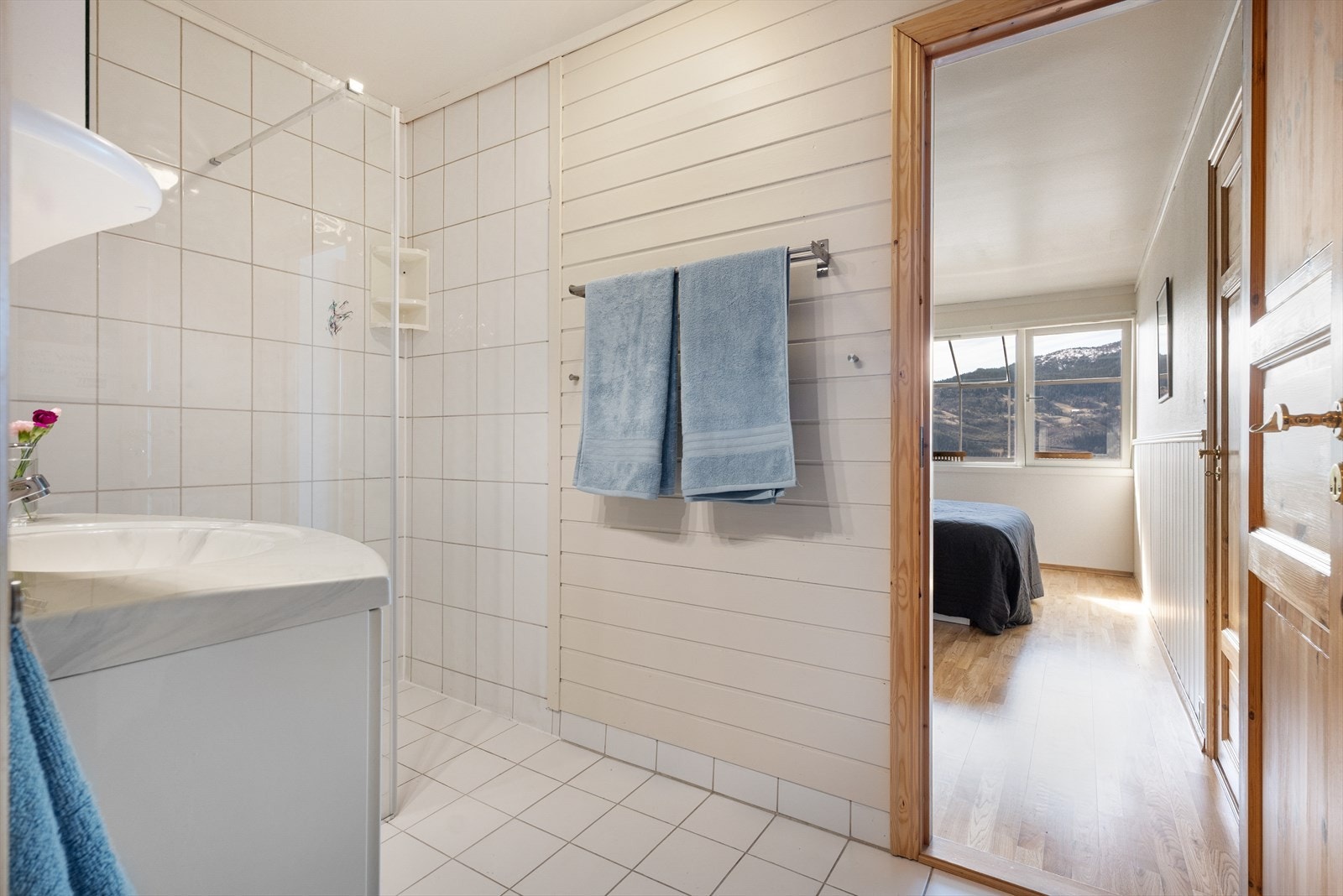 Det er fliser både på vegger og gulv med varmekabler i gulvet. Galleribilde