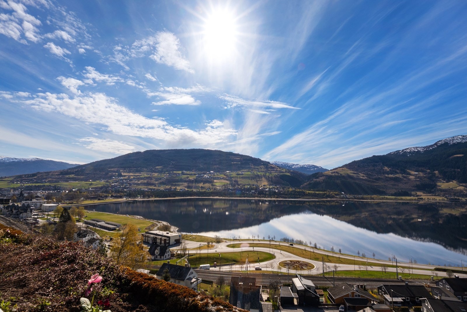 Nydelig panoramautsikt over Vangsvatnet, Gråsida og Voss sentrum. Galleribilde