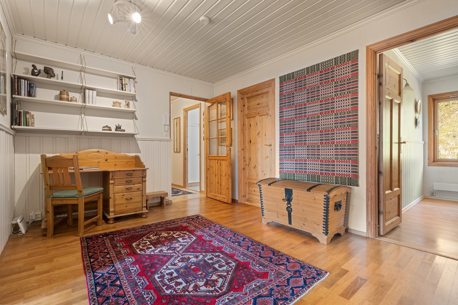 Rett innenfor kommer du inn til en stor hall/forstue som i dag er innredet med kontorplass. Galleribilde