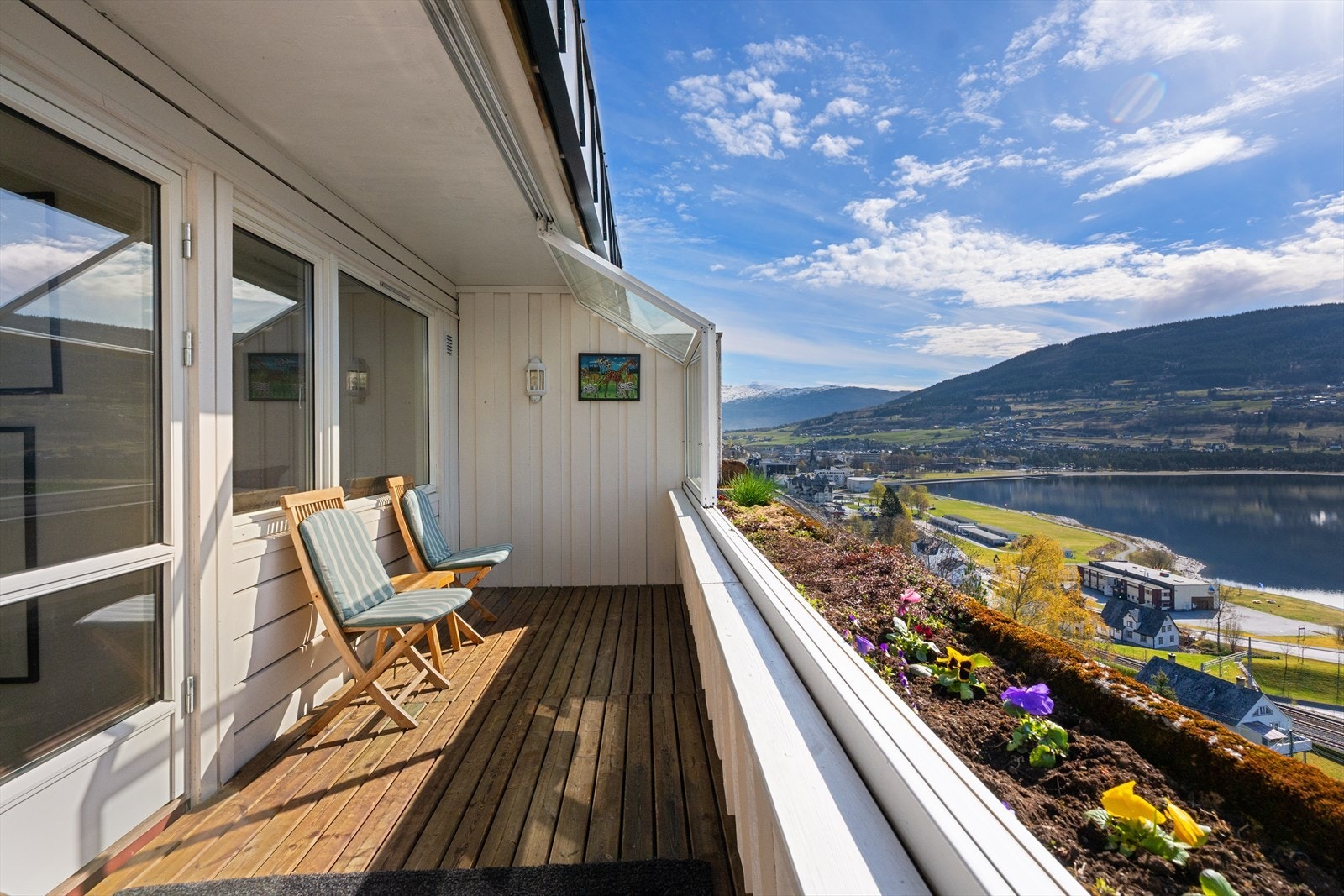 Fra den romslige balkongen har man nydelig utsikt over Vangsvatnet, Gråsida og Voss sentrum. Galleribilde