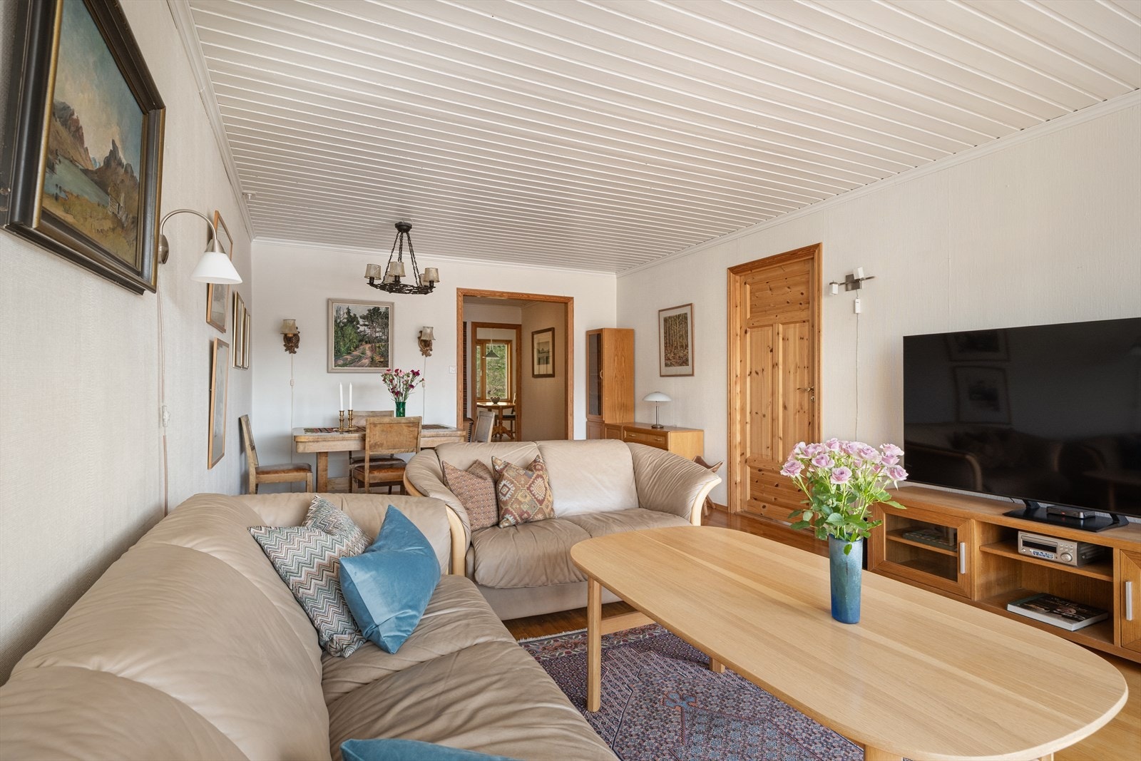 Fra stuen er det dør inn til hovedsoverommet. Galleribilde