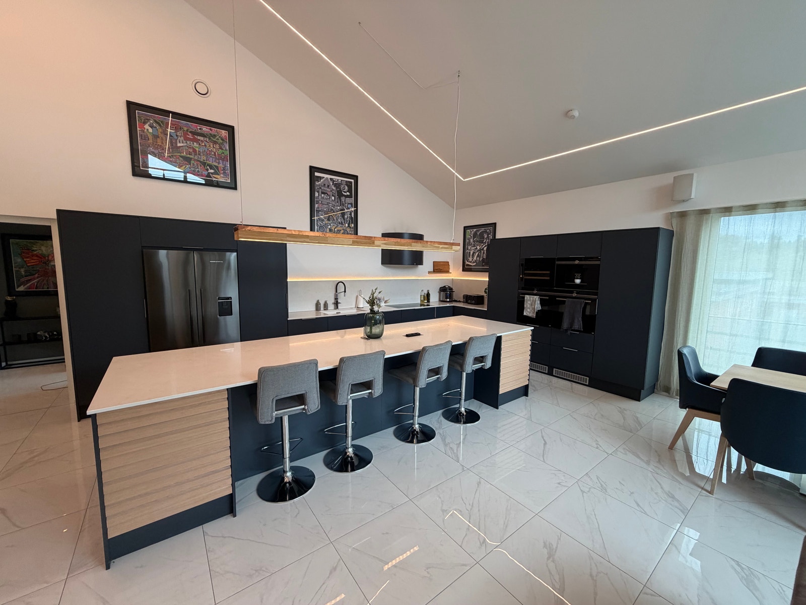 Meget stort og flott kjøkken fra Designa med masse lagringsplass og Silestone kompositt steinplate. Galleribilde