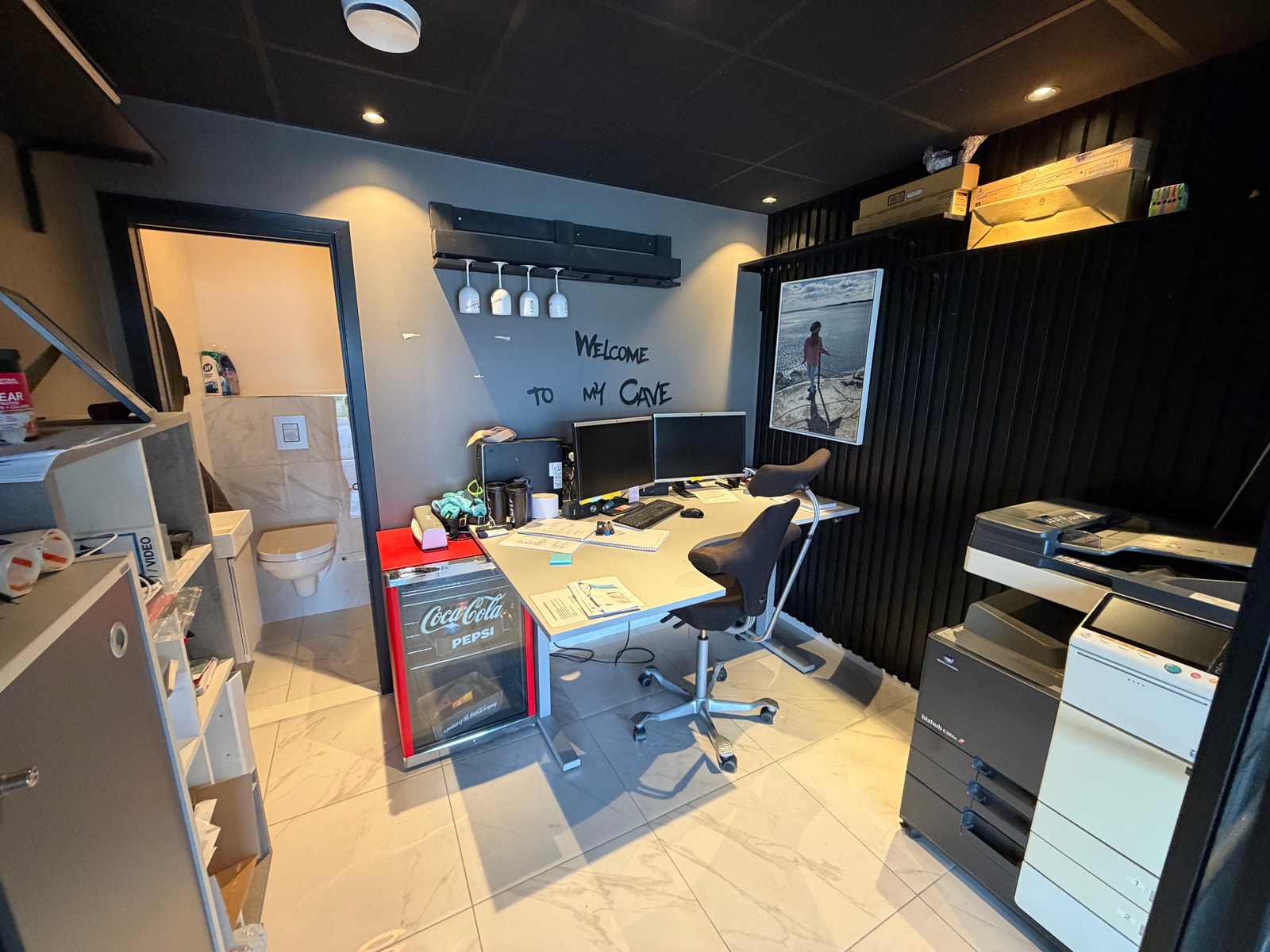 Her er det også laget et lite oppholdsrom/gaming rom som er innredet med som kontor og eget toalett Galleribilde