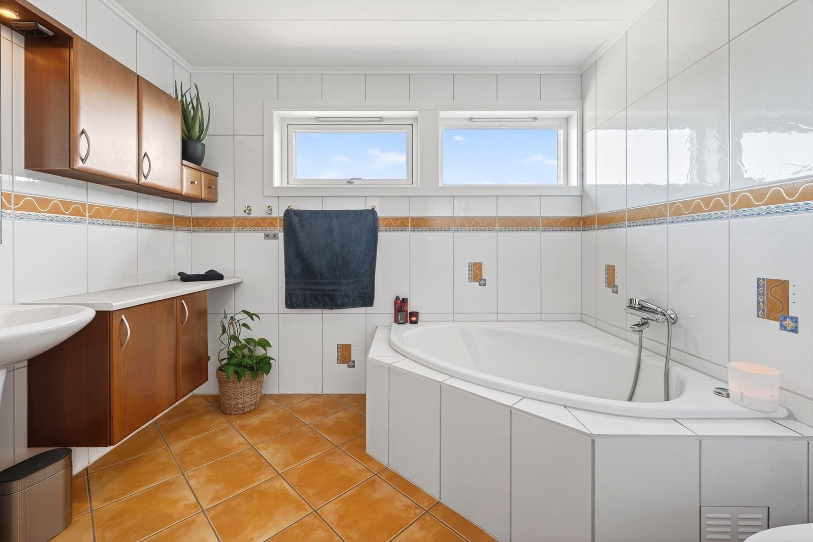 Badet i hovedetasjen er utstyrt med badekar, servant og toalett. Galleribilde