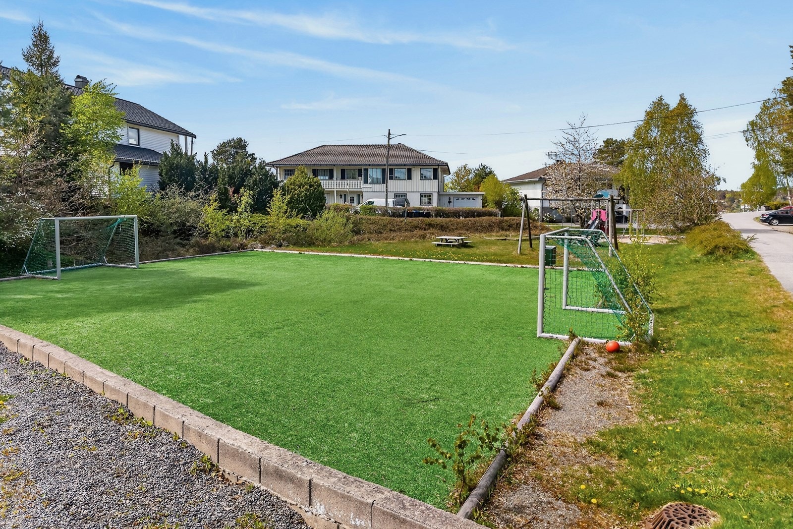 Fotballøkka og lekeplass i feltet er et populært samlingspunkt i nabolaget. Galleribilde
