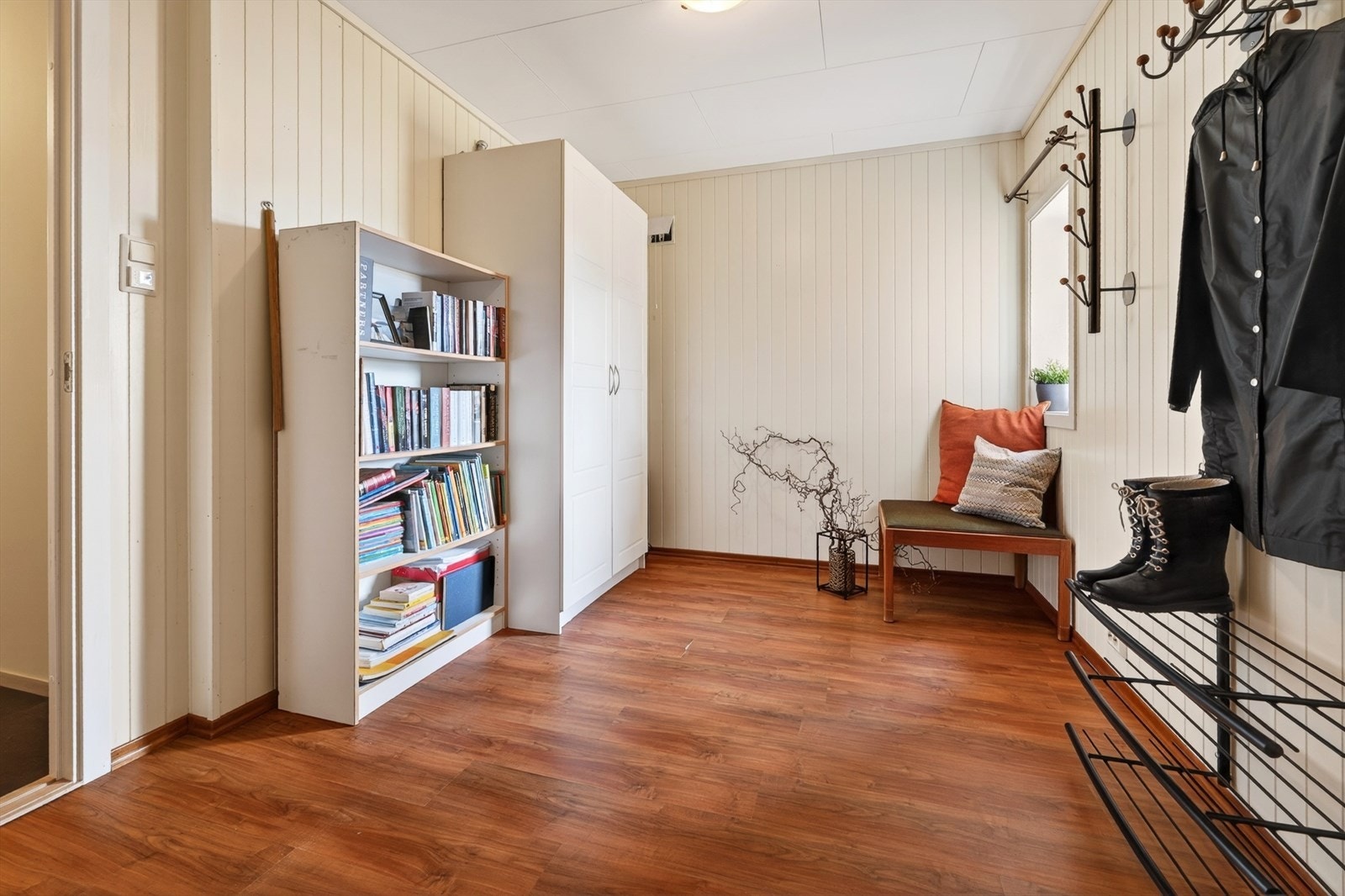 Praktisk bod med plass til oppbevaring og gjennomgang til hobbyrom/bod. Galleribilde