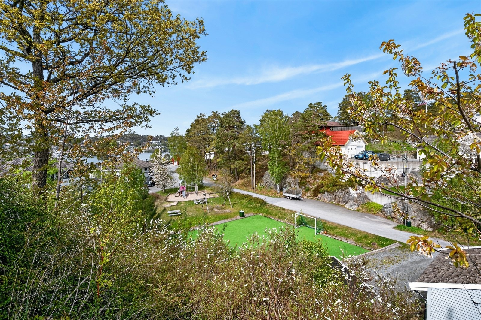Nærmeste lekeplass og fotballøkke ligger like nedenfor eiendommen. Galleribilde