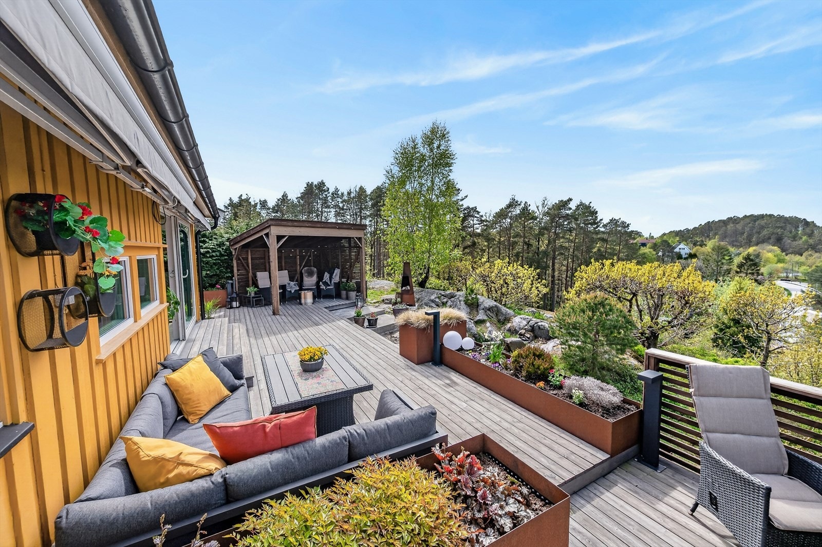 Uteområdene er designet for å kunne flytte seg i takt med solen gjennom dagen. Galleribilde