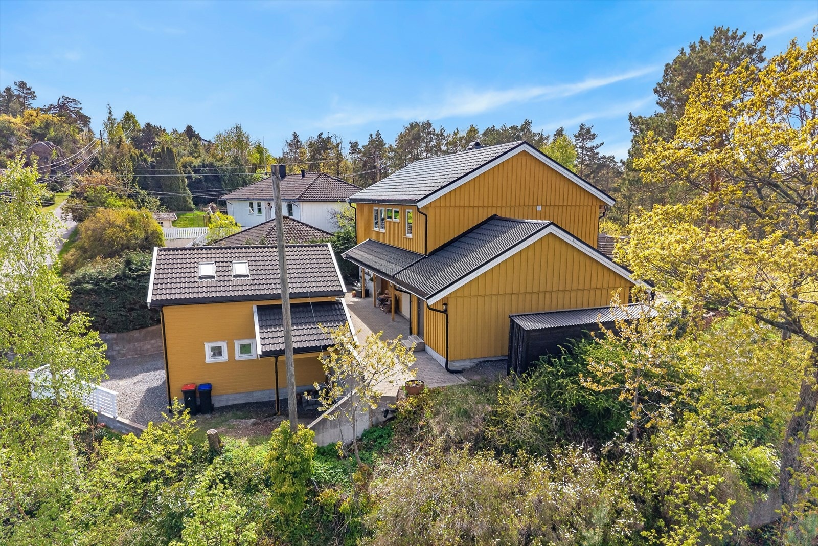 Boligen sett fra baksiden, med det nyeste garasjebygget til venstre. Galleribilde
