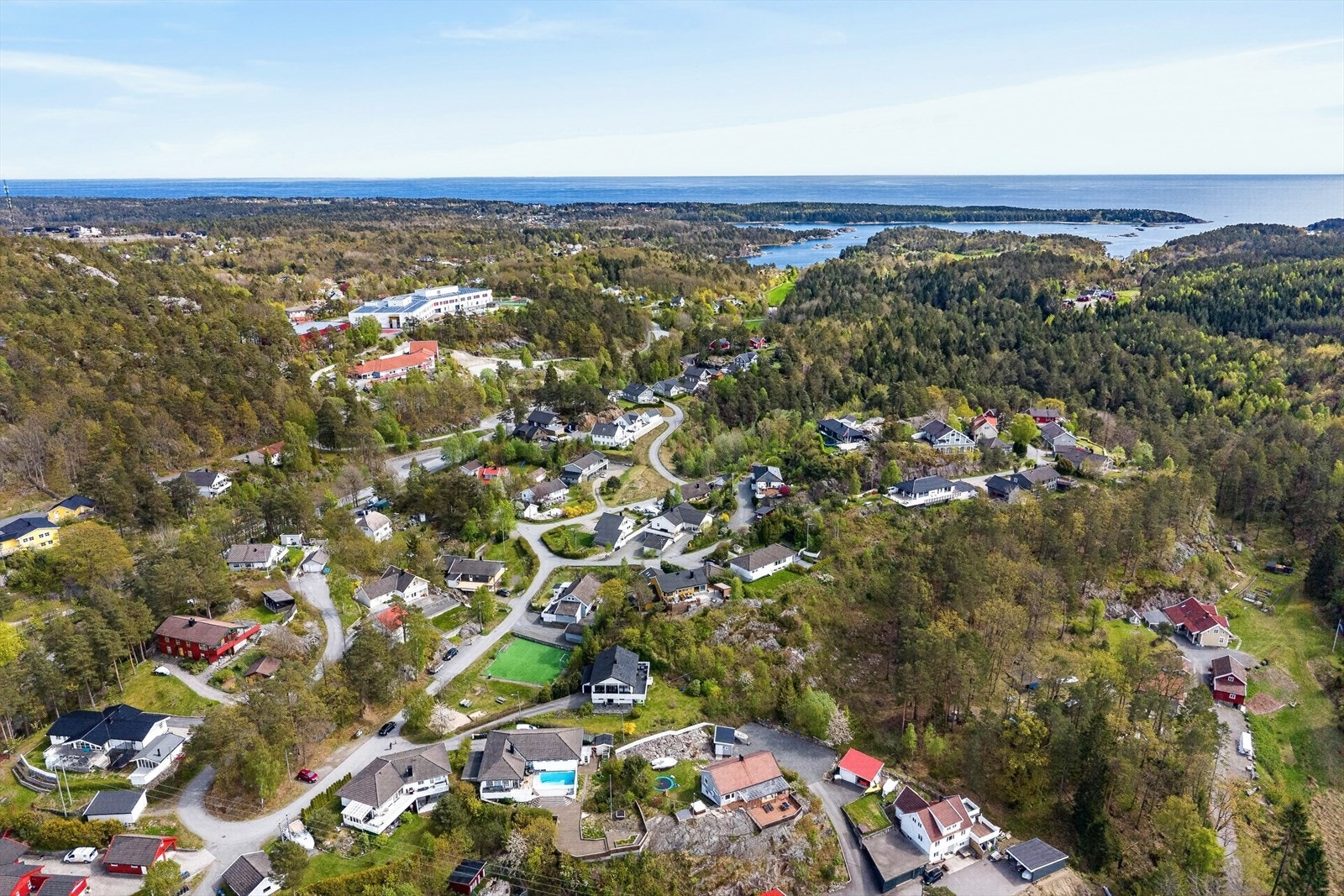 Området byr på gode turmuligheter med nærhet til skog og mark. Nært til Hove og Raet nasjonalpark. Galleribilde