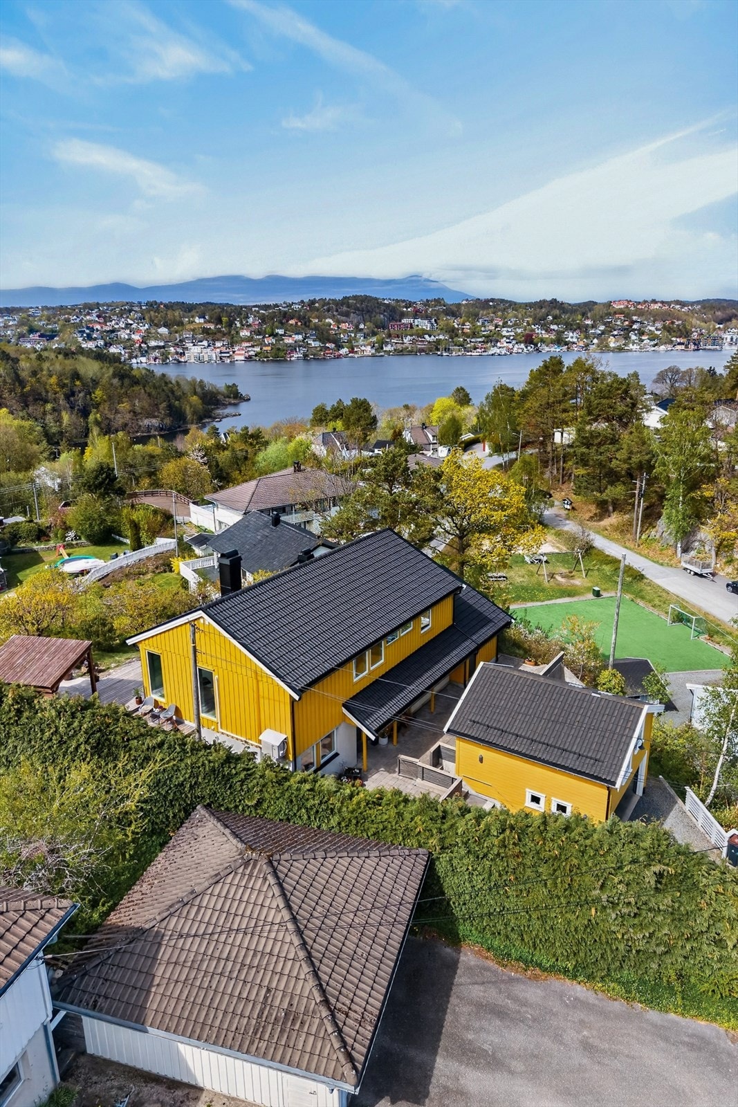 Eiendommen ligger høyt og fritt i et etablert boligfelt på Færvik. Galleribilde
