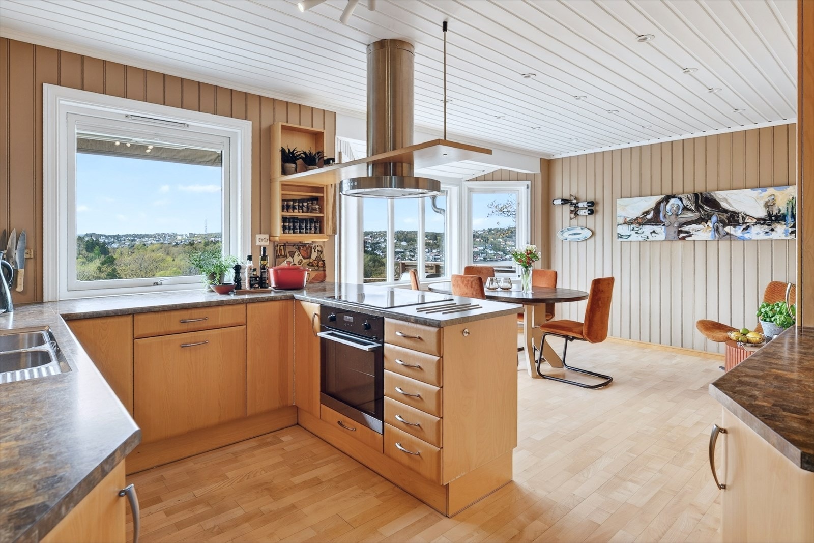 Kjøkkenet har en praktisk kjøkkenøy med induksjonstopp og ventilator. Herfra har du utsikt mens du lager mat! Galleribilde