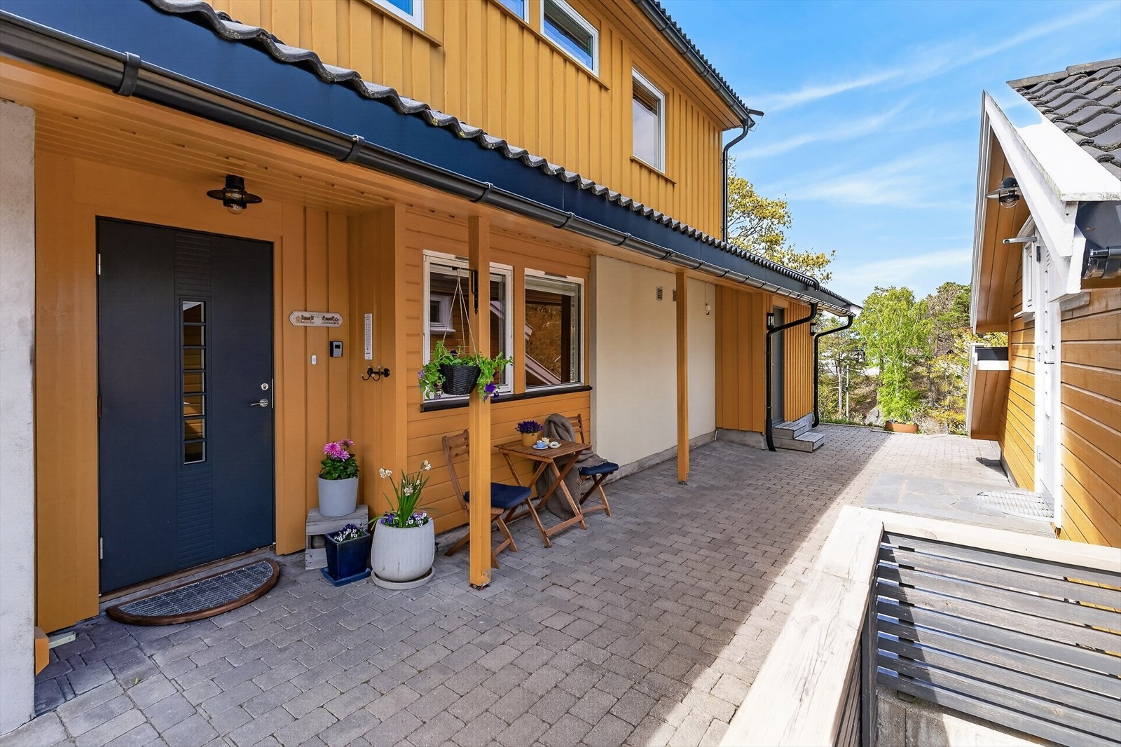 Overbygget inngangsparti i underetasjen. Galleribilde