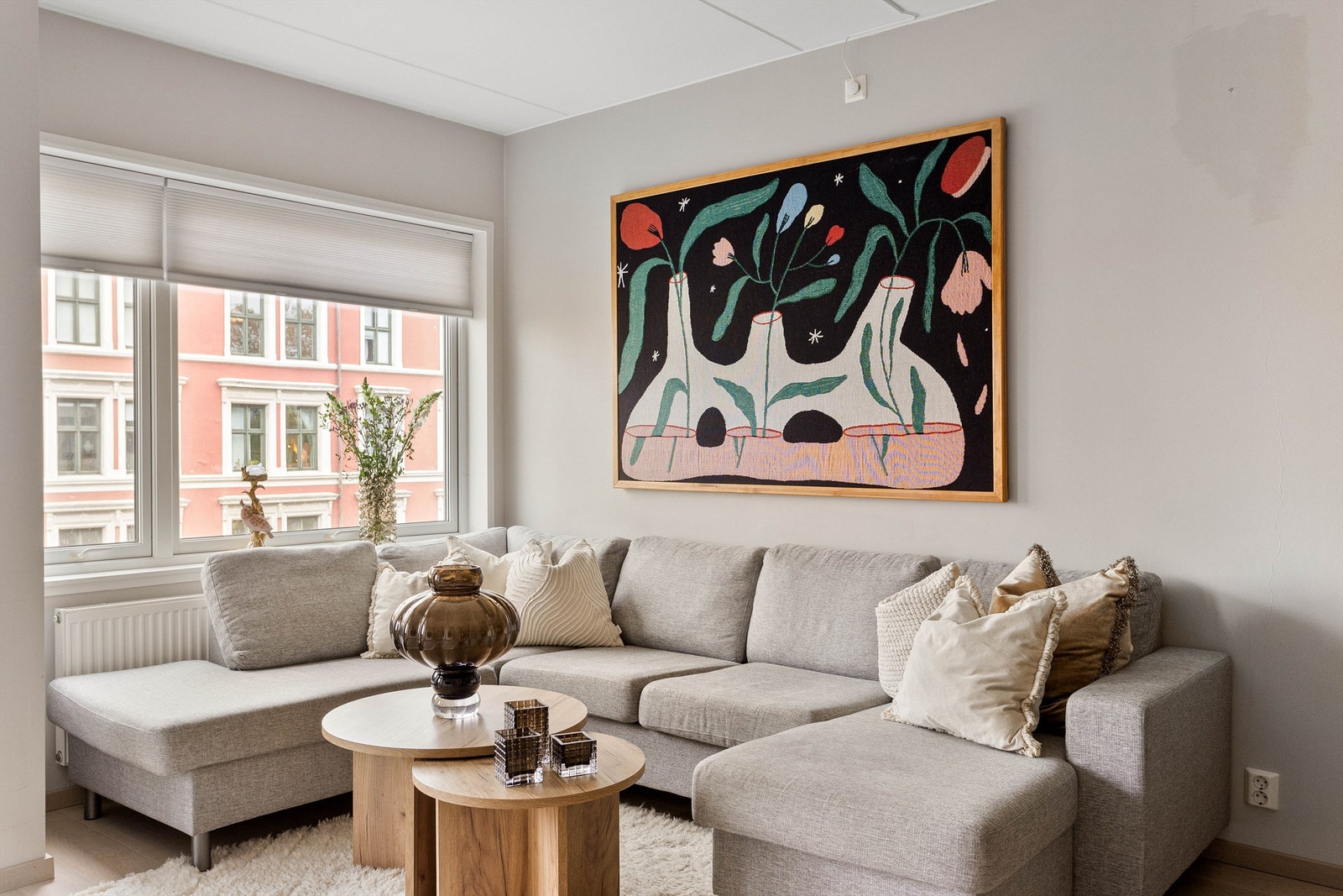 Stuen har en sjenerøs takhøyde på 2,60 meter. Oppvarming skjer via radiatorer tilknyttet felles fjernvarmeanlegg. Galleribilde