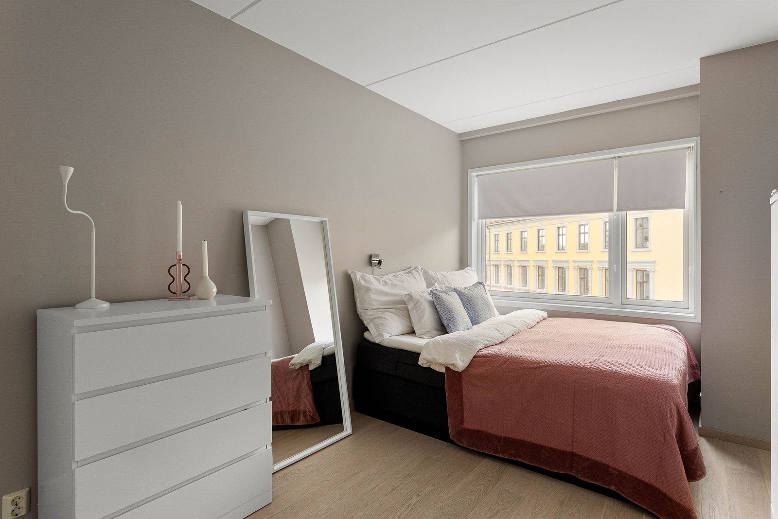 Leiligheten har to soverom. Hovedsoverommet har god plass til dobbeltseng og garderobeløsning. Galleribilde