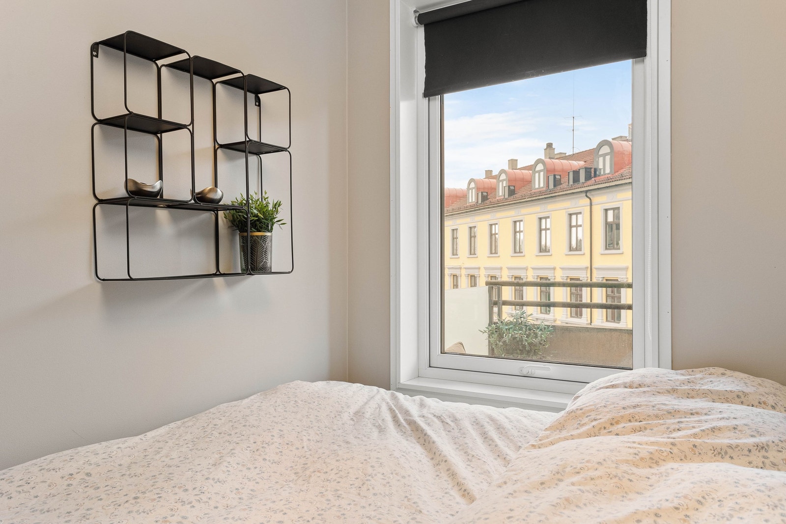 Også her er det parkett på gulvet og malte veggflater. Galleribilde