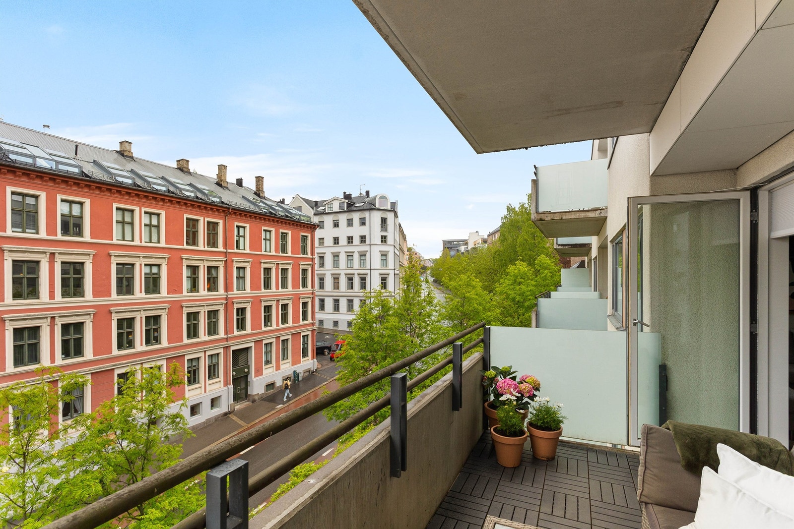 Leiligheten har en romslig balkong med gode solforhold og plass til en hyggelig sittegruppe.
Foto: Henrik Eriksen v/Fotostallen Galleribilde