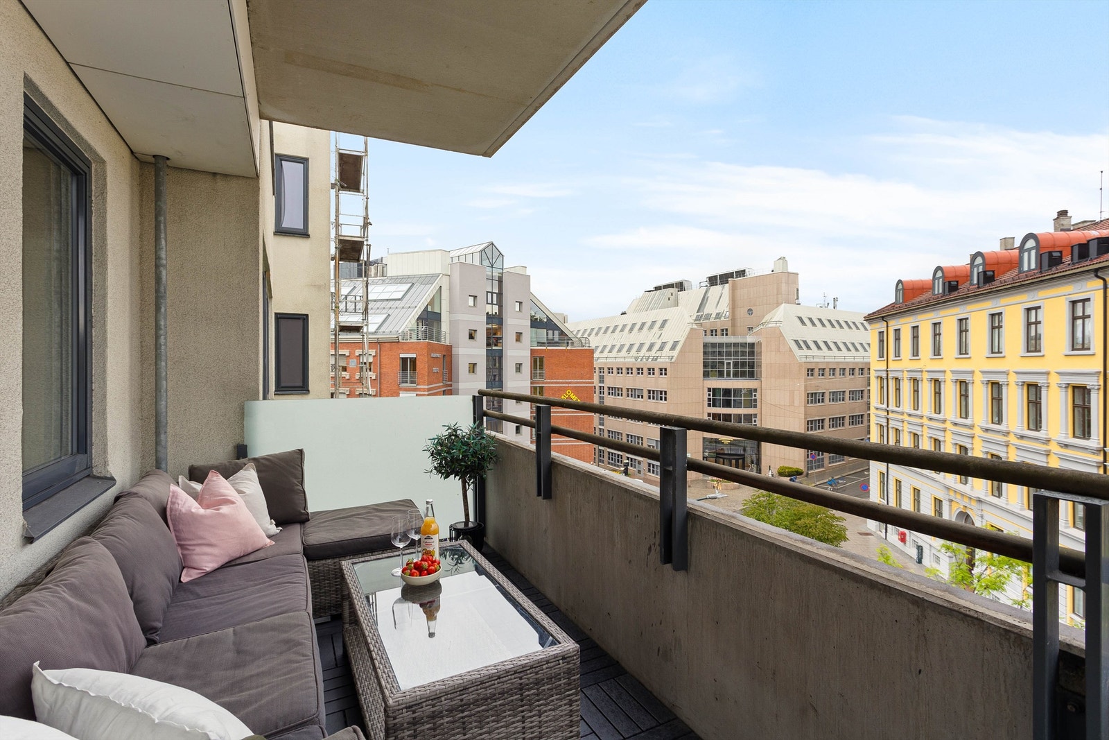 Balkongen er utført i betongkonstruksjon med rekkverk av stål og betong. Galleribilde