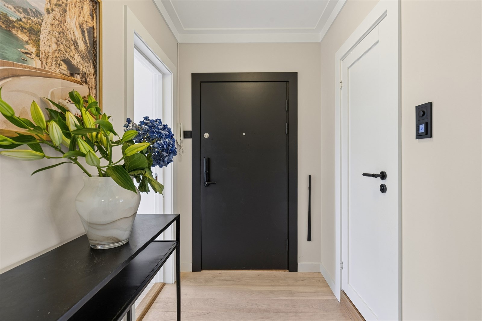 Lys og romslig entrè med stor skyvedørsgarderobe. Galleribilde