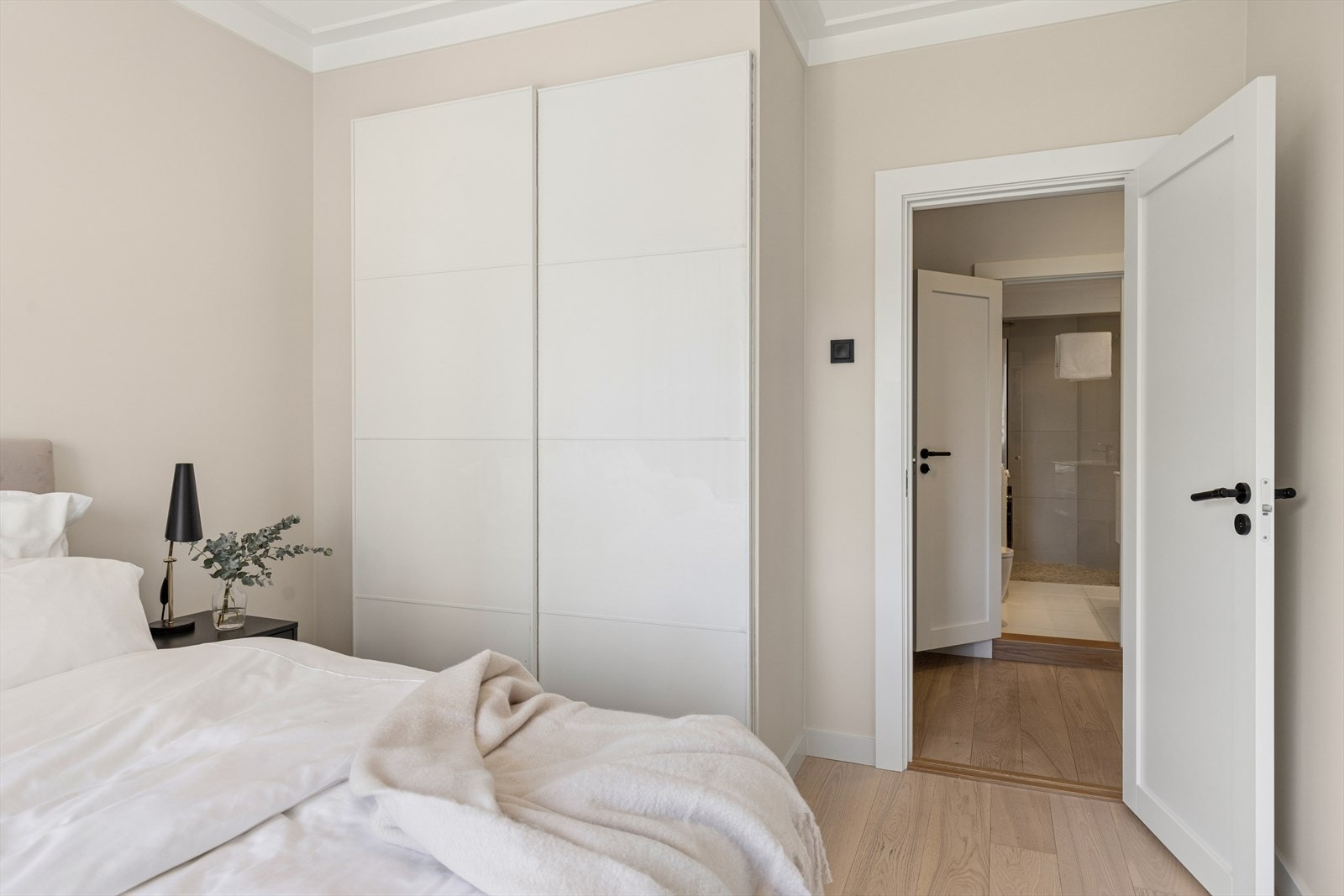 Hovedsoverommet har en fin størrelse og med direkte adkomst til badet. Galleribilde