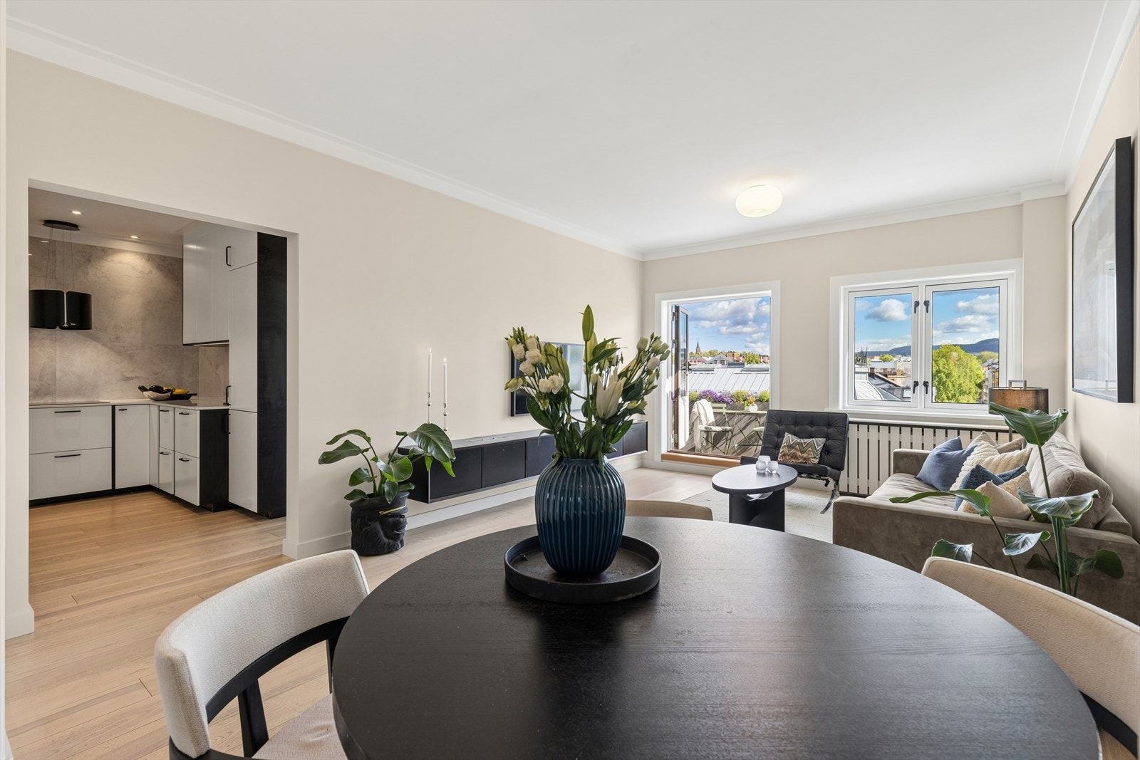 I stuen er det god plass til både sittegruppe og spisebord. Galleribilde
