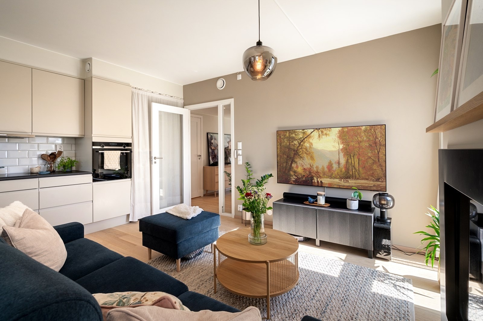 Leiligheten holder en høy standard fra 2025 med stilrene overflater, moderne fargevalg, store vindusflater i flere himmelretninger. Galleribilde