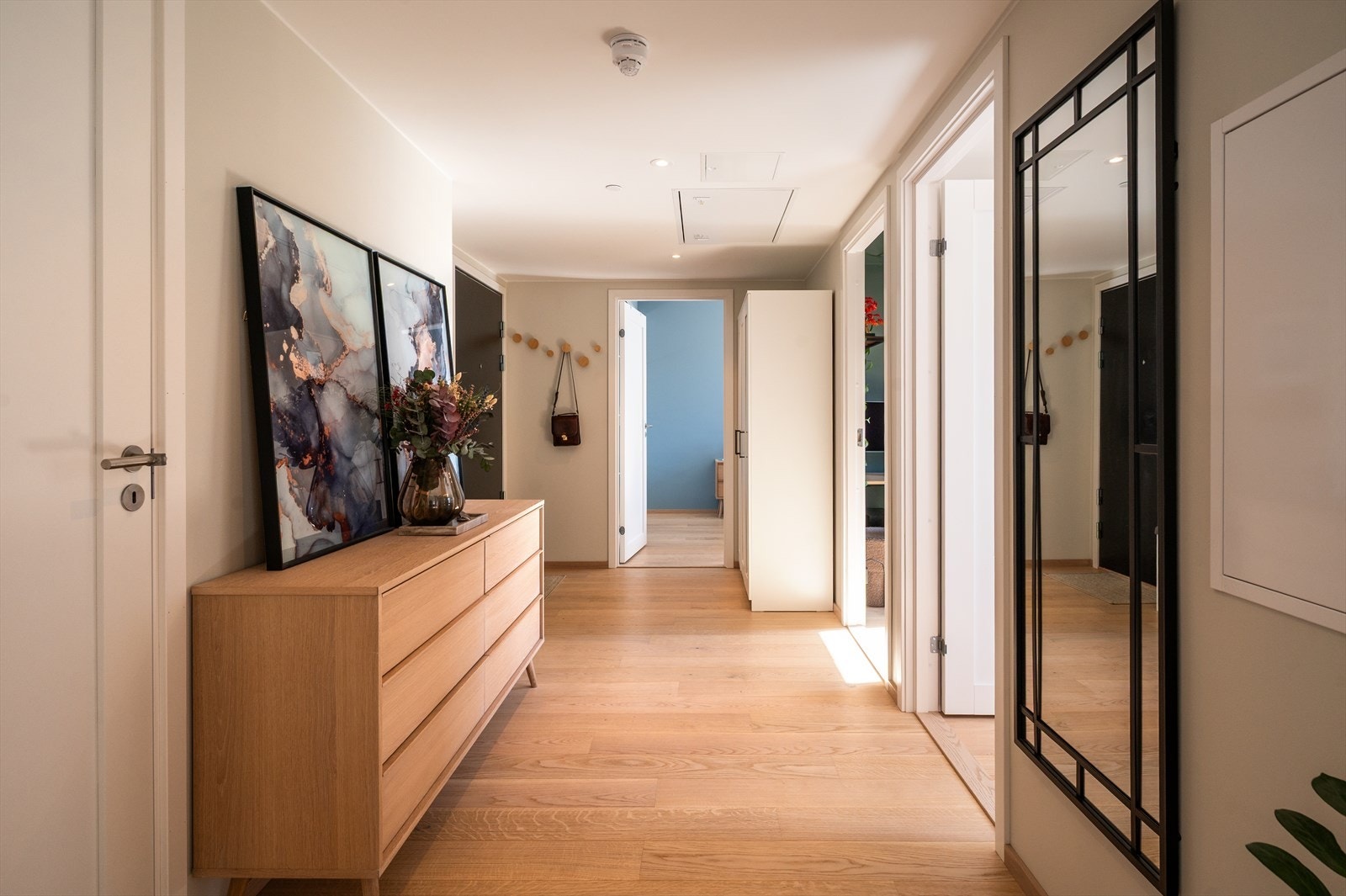 Romslig entré med gode oppbevaringsmuligheter for yttertøy og sko. Galleribilde