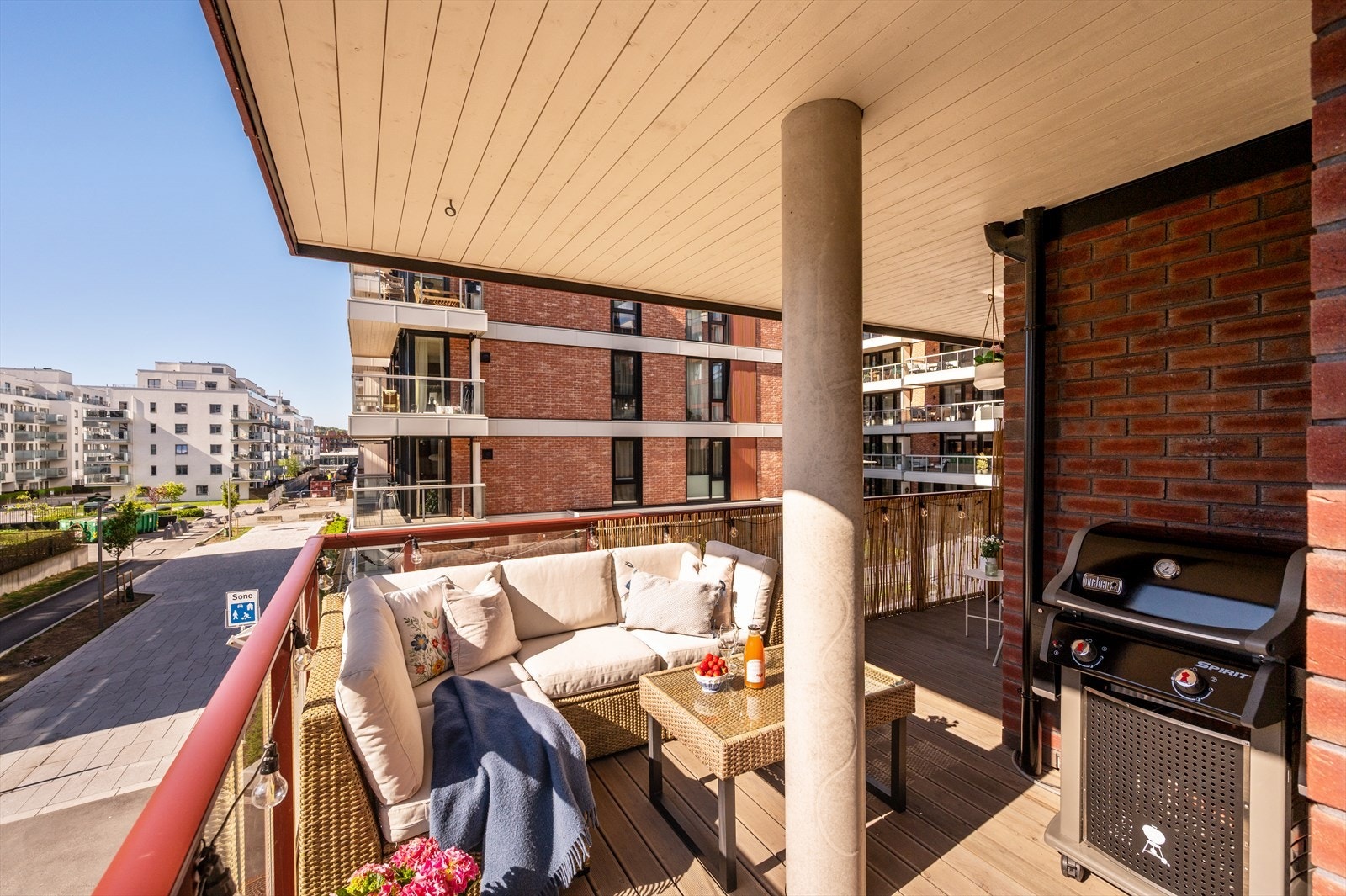 Balkongen har god plass til spisegruppe, lounge-møbler, grill og hyggelig beplantning. Galleribilde