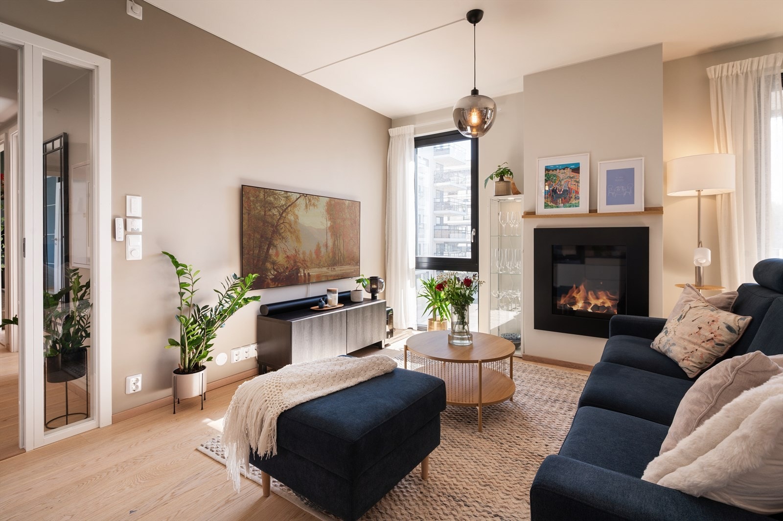 Stuen har god plass til både sofaseksjon med tilhørende møblement og spisebord for hyggelige sammenkomster. Galleribilde