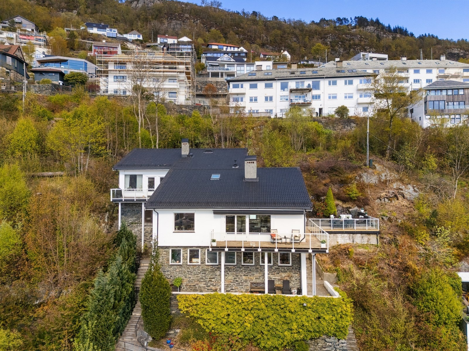 Fjellveien 112 er et lite sameiet, bestående av kun tre leiligheter Galleribilde