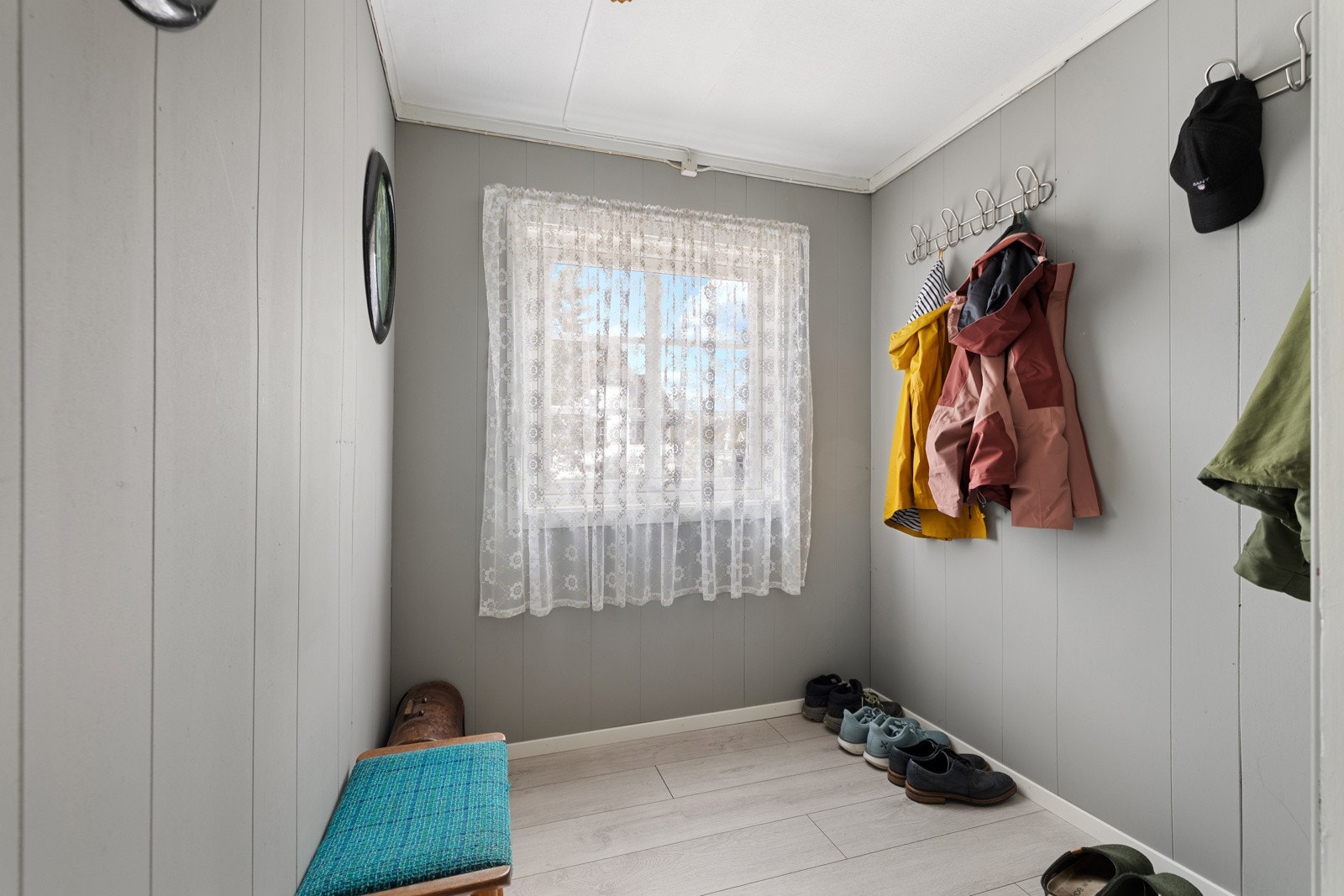 Garderobe på innsiden av gangen, veldig praktisk Galleribilde