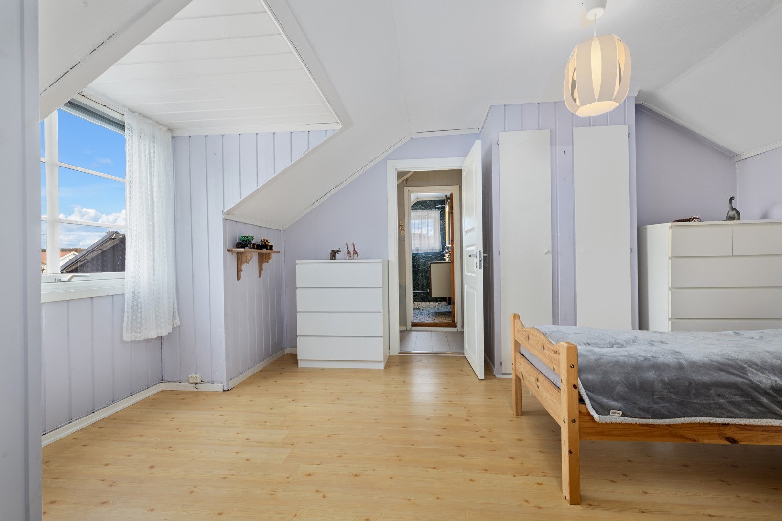 Lyst og fint soverom Galleribilde