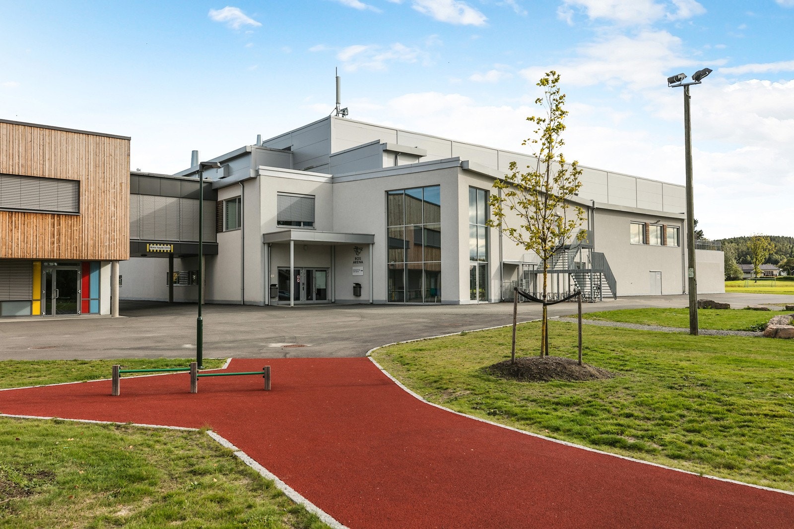 Spikkestad ungdomsskole og ROS arena Galleribilde