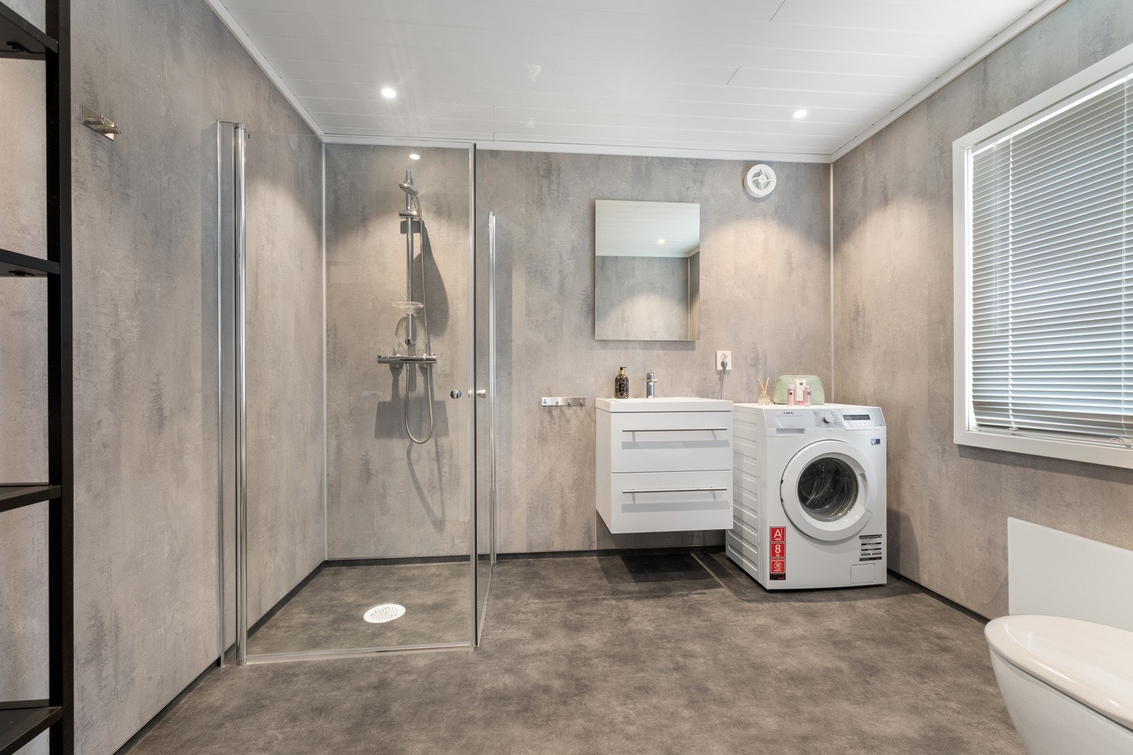 Nyere bad, det er også opplegg til vaskemaskin på badet Galleribilde