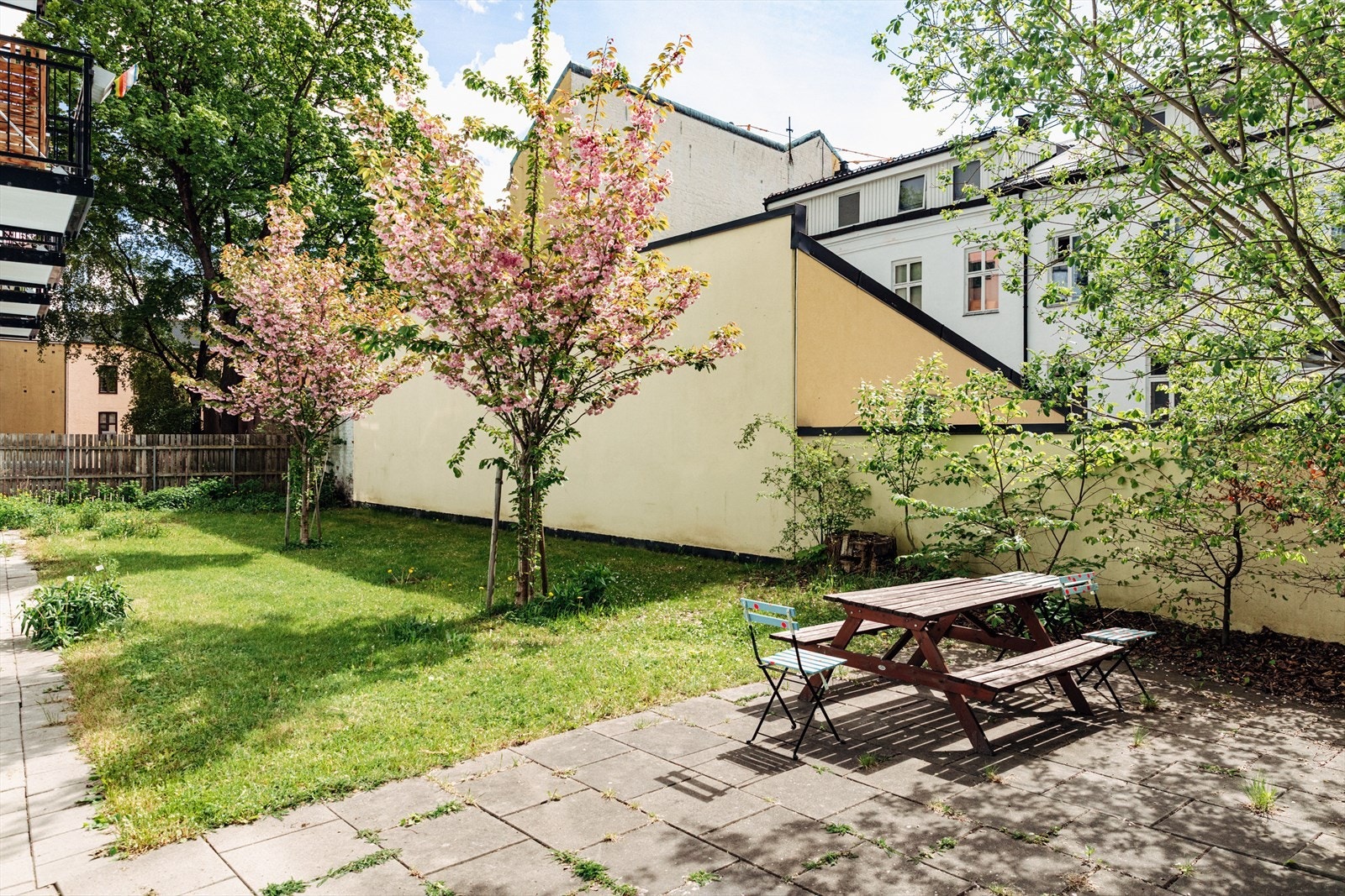 Pent opparbeidet bakgård, med frodig beplantning samt praktisk sittegruppe. Galleribilde