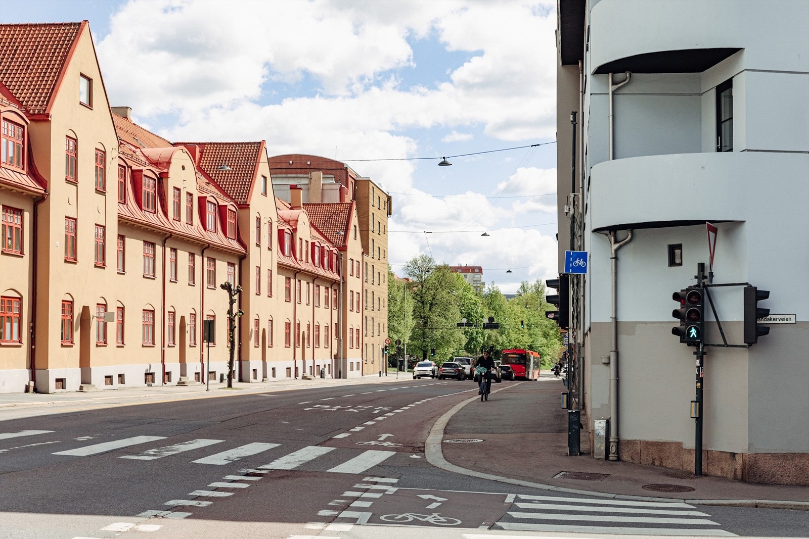 Fasade. Bygning til høyre. Galleribilde
